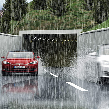 Autos, die bei starkem Regen aus einem Tunnel heraus fahren