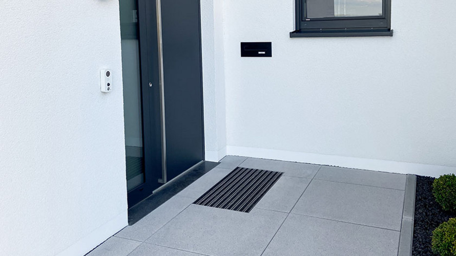 Schuhabstreifer vor geschlossener Haustüre.
