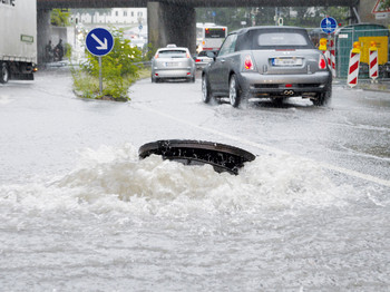 Wasser hebt Gullydeckel