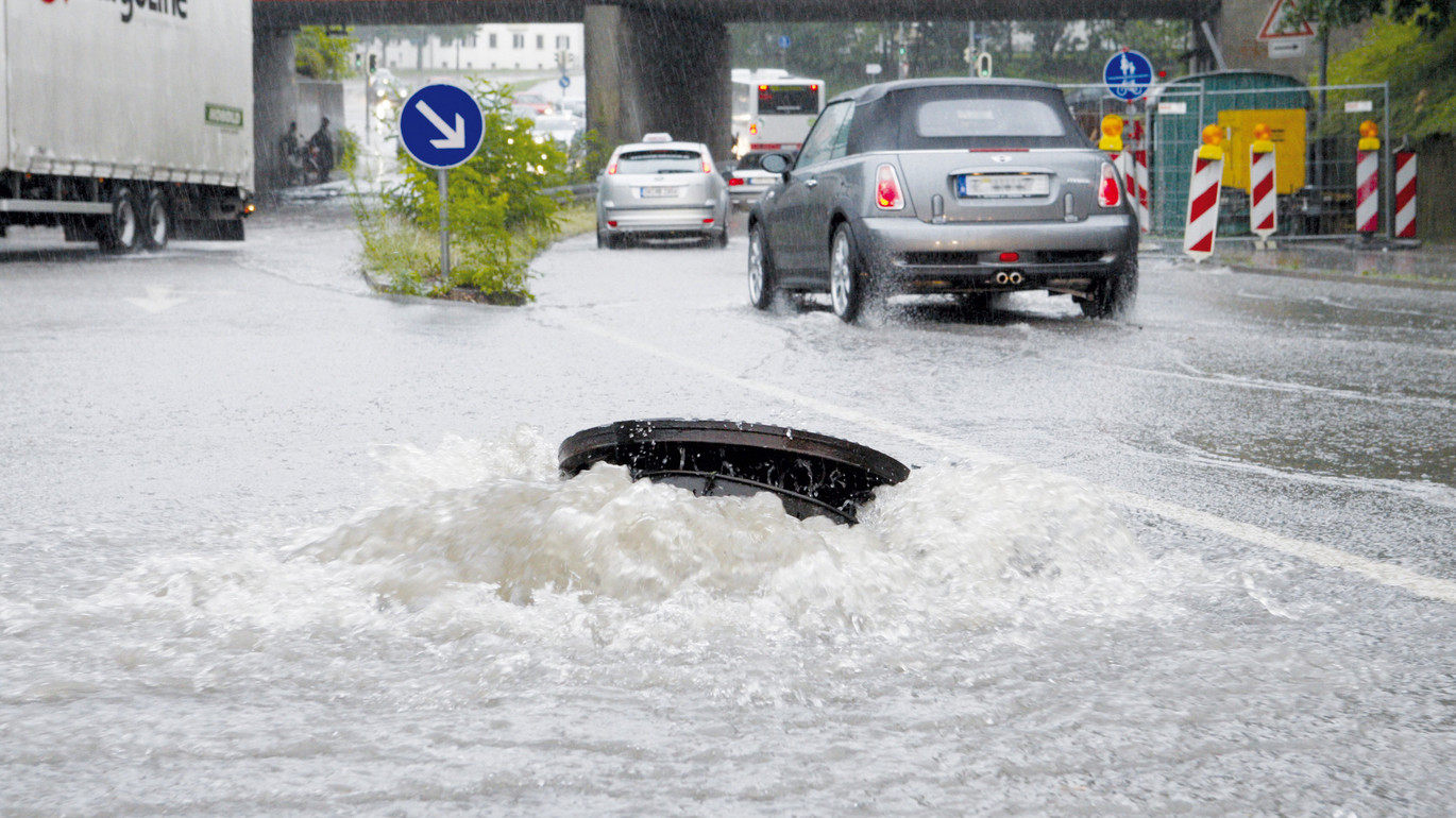 Wasser hebt Gullydeckel