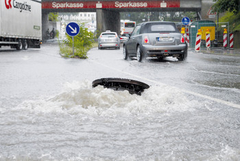 Wasser hebt Gullydeckel