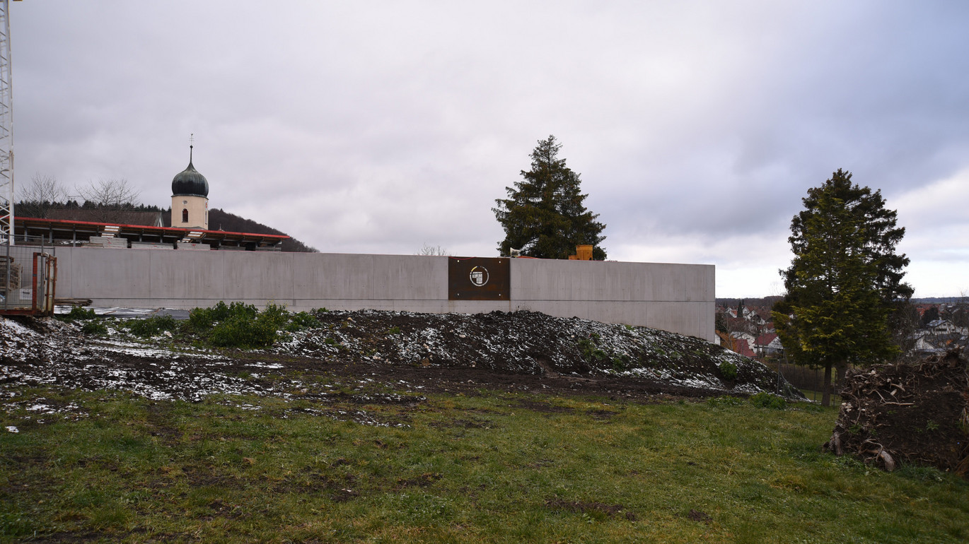 Das Firmengelände der Brüder Rupp, das sich in einem Wasserschutzgebiet befindet, wo die Niederschläge dezentral vor Ort genutzt und wieder dem natürlichen Wasserkreislauf zugeführt werden.
