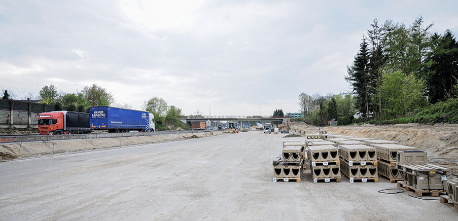 Palettenweise ACO DRAIN® Monoblock Rinnen auf der Baustelle A7 Palettenweise ACO DRAIN® Monoblock Rinnen auf der Baustelle A7