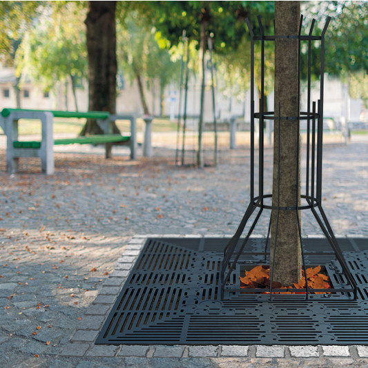 Baum mit Baumschutzgitter und -rost auf innerstädtischem Platz