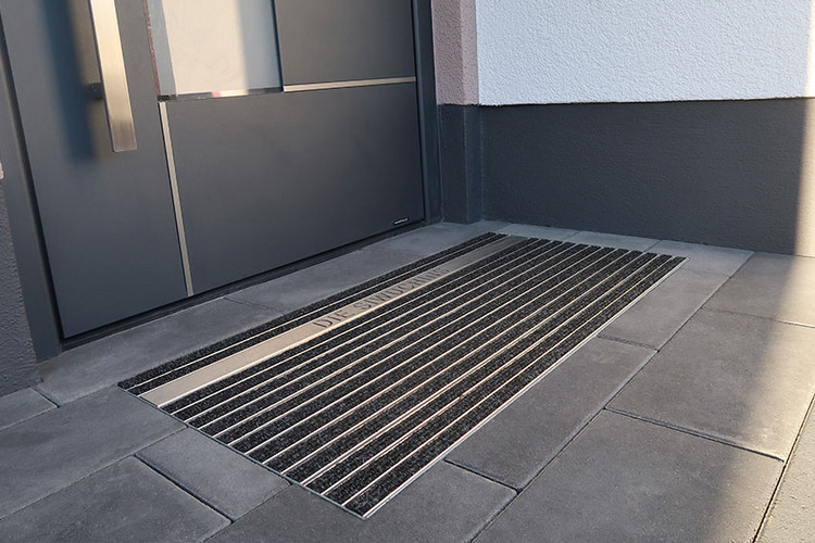 eingebauter Schuhabstreifer mit Gravur die Siwuchins