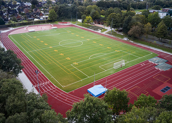 Stadion Moormannskamp Ritterhude Sportplatzansicht von oben. Tartanlaufbahn umgibt Rasenfläche.