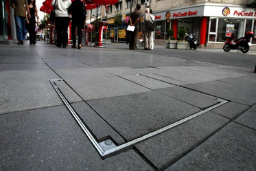 Quadratische Schachtabdeckung in Einkaufsstraße