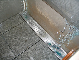 Fassadenrinne in die Wasser läuft
