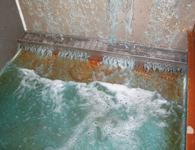 Fassadenrinne durch die Wasser fließt