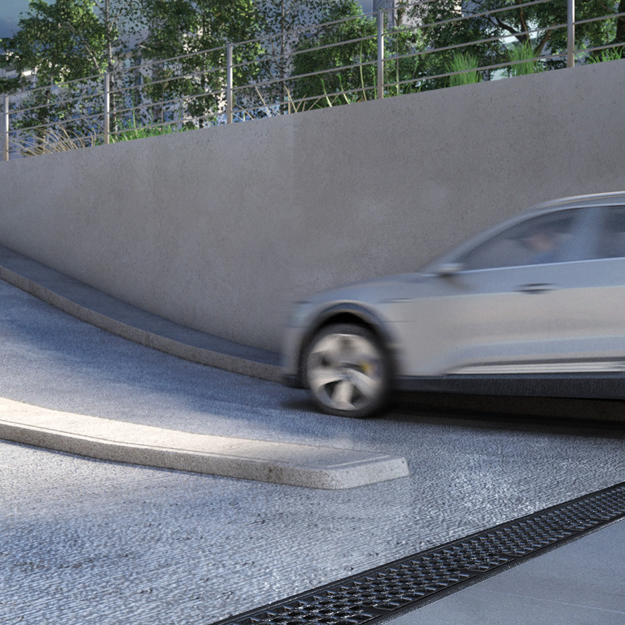 Auto verlässt eine Tiefgarage über eine Rampenauffahrt nach oben, unten in der Auffahrt befindet sich eine Entwässerungsrinne.