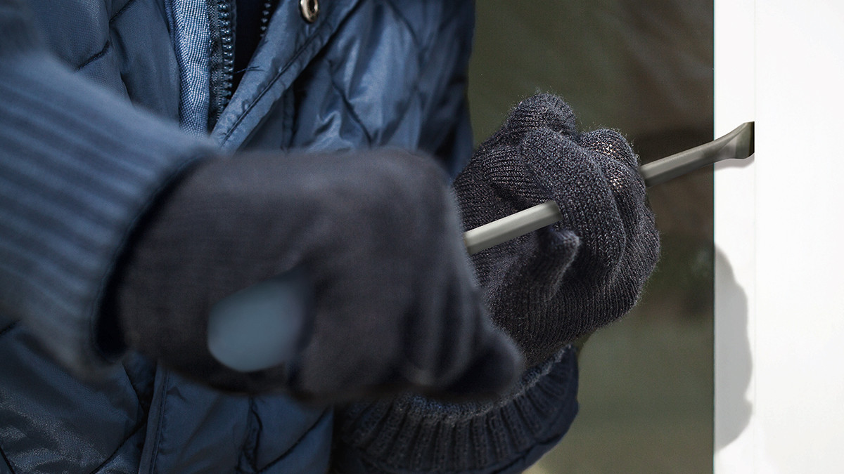 Person mit Handschuhen und Schraubendreher