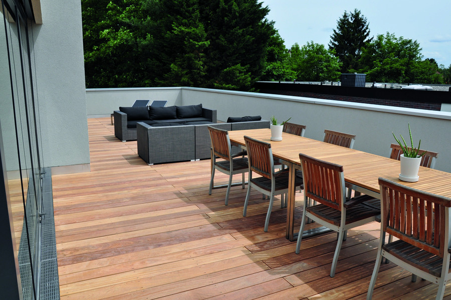 Holzterrassenrinne auf Dachterrasse