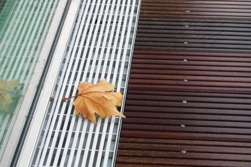 Holzterrassenrinne auf der ein Blatt liegt