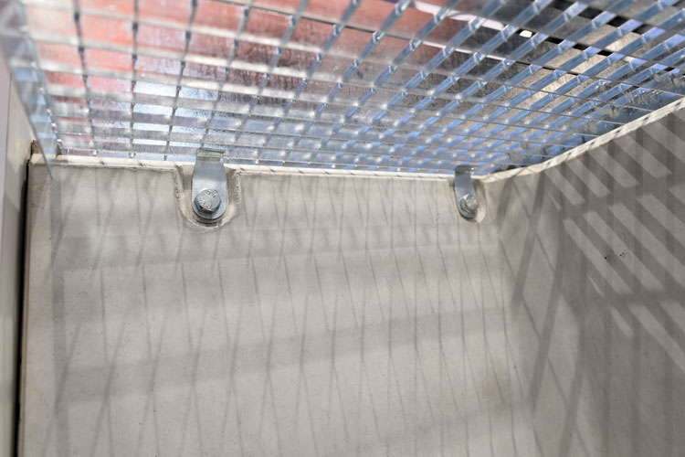 Ansicht von unten Gittterrost Betonlichtschacht