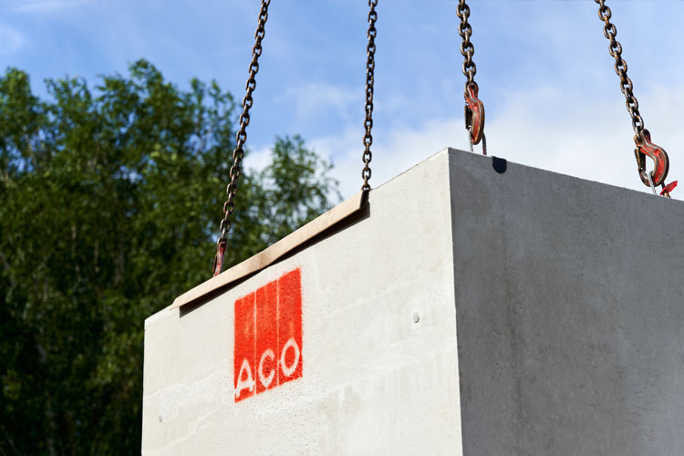 Betonlichtschacht-baustelle-kran-haken-aco-hochbau