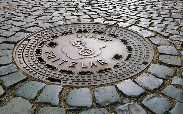 Foto-schachtabdeckung-multitop-wappendeckel-stadt-fritzlar-ACO-tiefbau