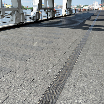 Schwerlastrinne mit Kantenschutz und dämpfender Einlage