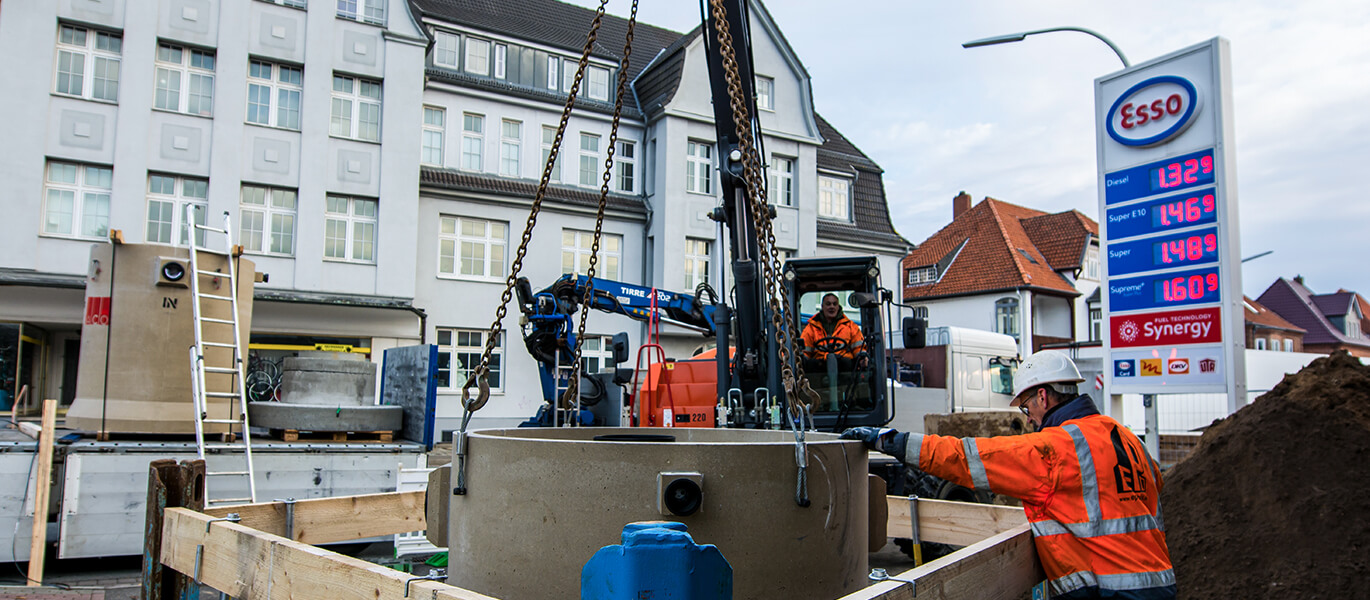 Baustelle: Esso Tankstelle Rendsburg beim Einsetzen des Polymerbeton-Abscheider