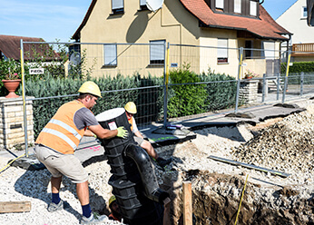 Weißenburger Straße, Röttenbach Bauarbeiter beim Einsetzen des Straßenablaufs in der Weißenburger Straße, Röttenbach