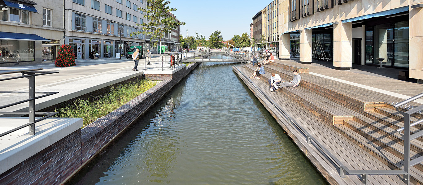 Nordbecken am Kieler Holstenfleet mit Lauf- und Sitzflächen aus Holz und verdeckter Entwässerung - ACO Tiefbau