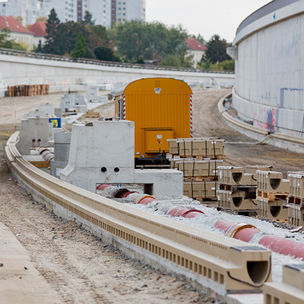 Trasse verläuft in einem bis zu sieben Meter tiefen und ca. 30 Meter breiten Trog.