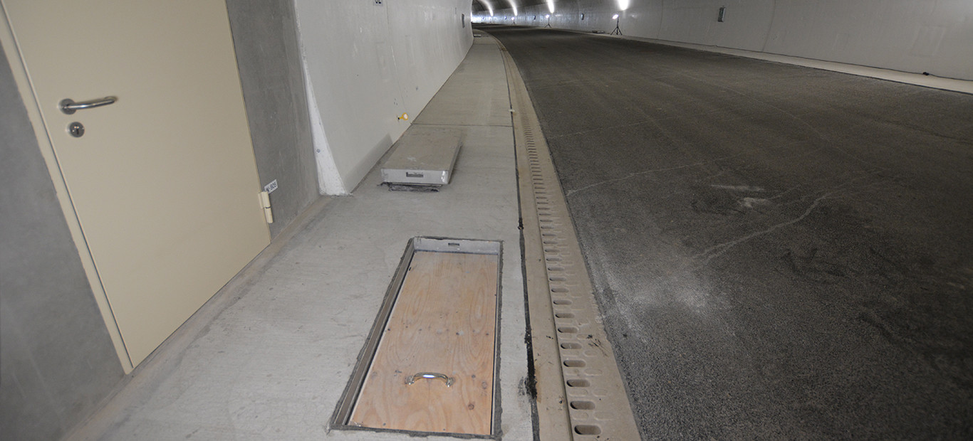 Entwässerungssystem ACO DRAIN® Monoblock T und ACO Passavant Detego Kabelschachtabdeckung im Tunnel Rothenstein