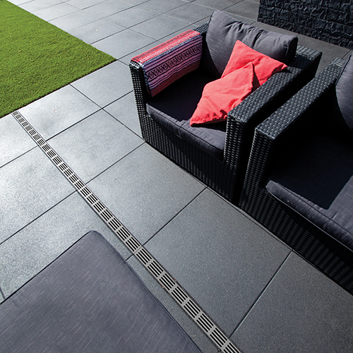 Moderne Terrassengestaltung mit der ACO Slimline mit Rost aus Aluminium, schwarz eloxiert