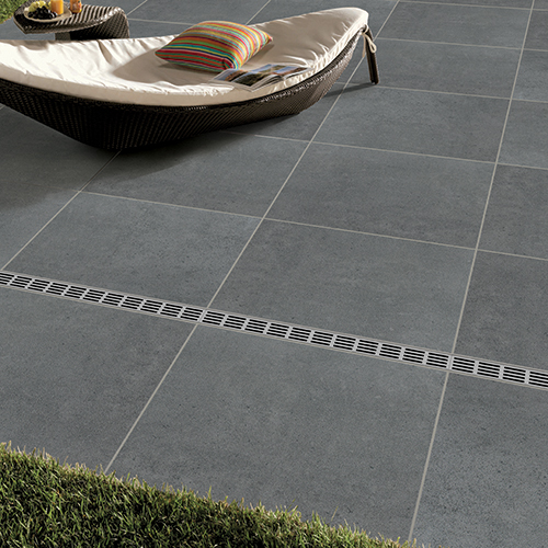 ACO Slimline integriert sich dezent in die Terrassen
