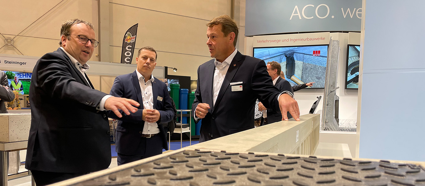 Im Gespräch Oliver Krischer, Minister für Umwelt, Naturschutz und Verkehr des Landes NRW mit ACO Geschäftsfeldleiter Infrastruktur Michael Müller und Produktmanager Florian Meyer